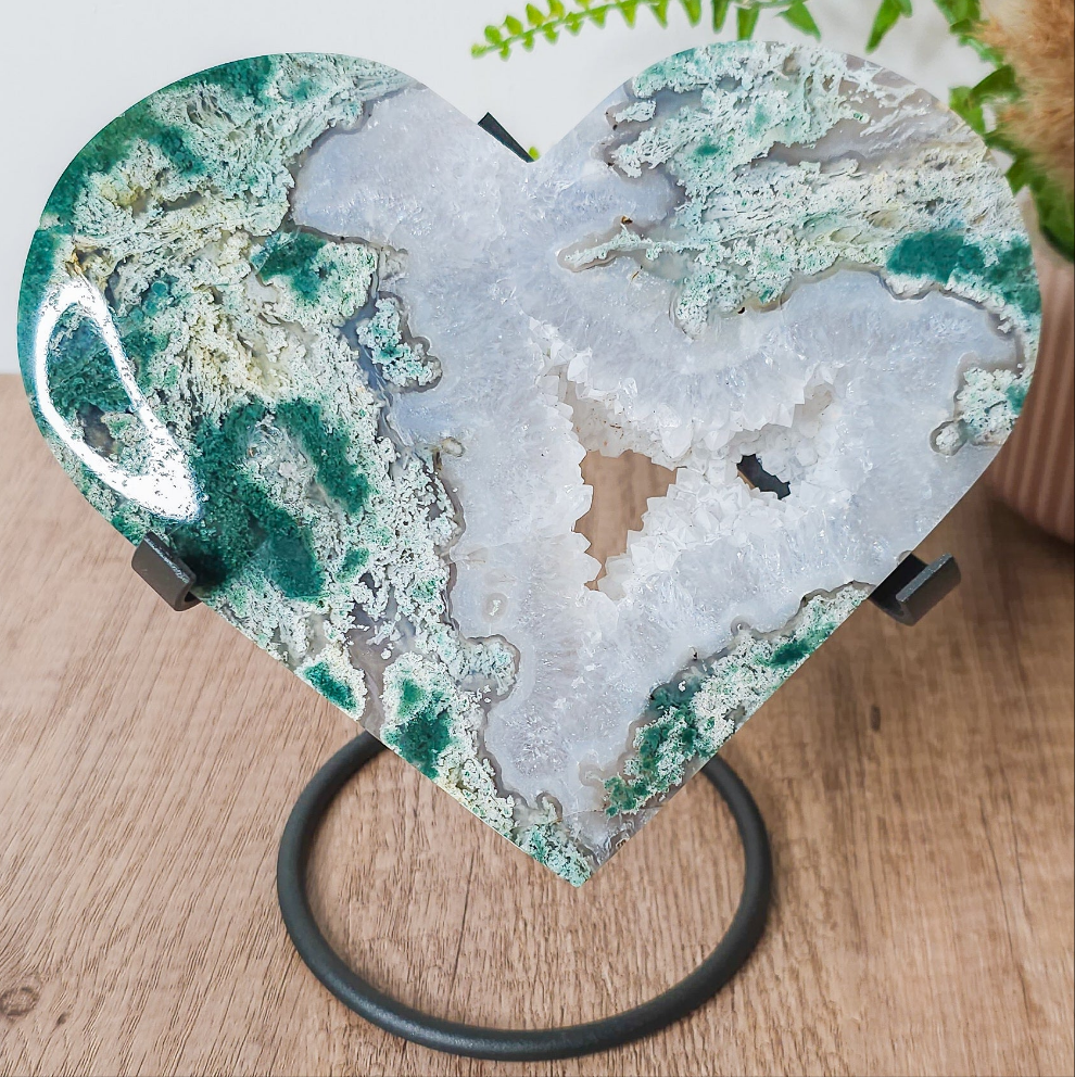 Big, Statement Moss Agate Heart on the stand (723g)