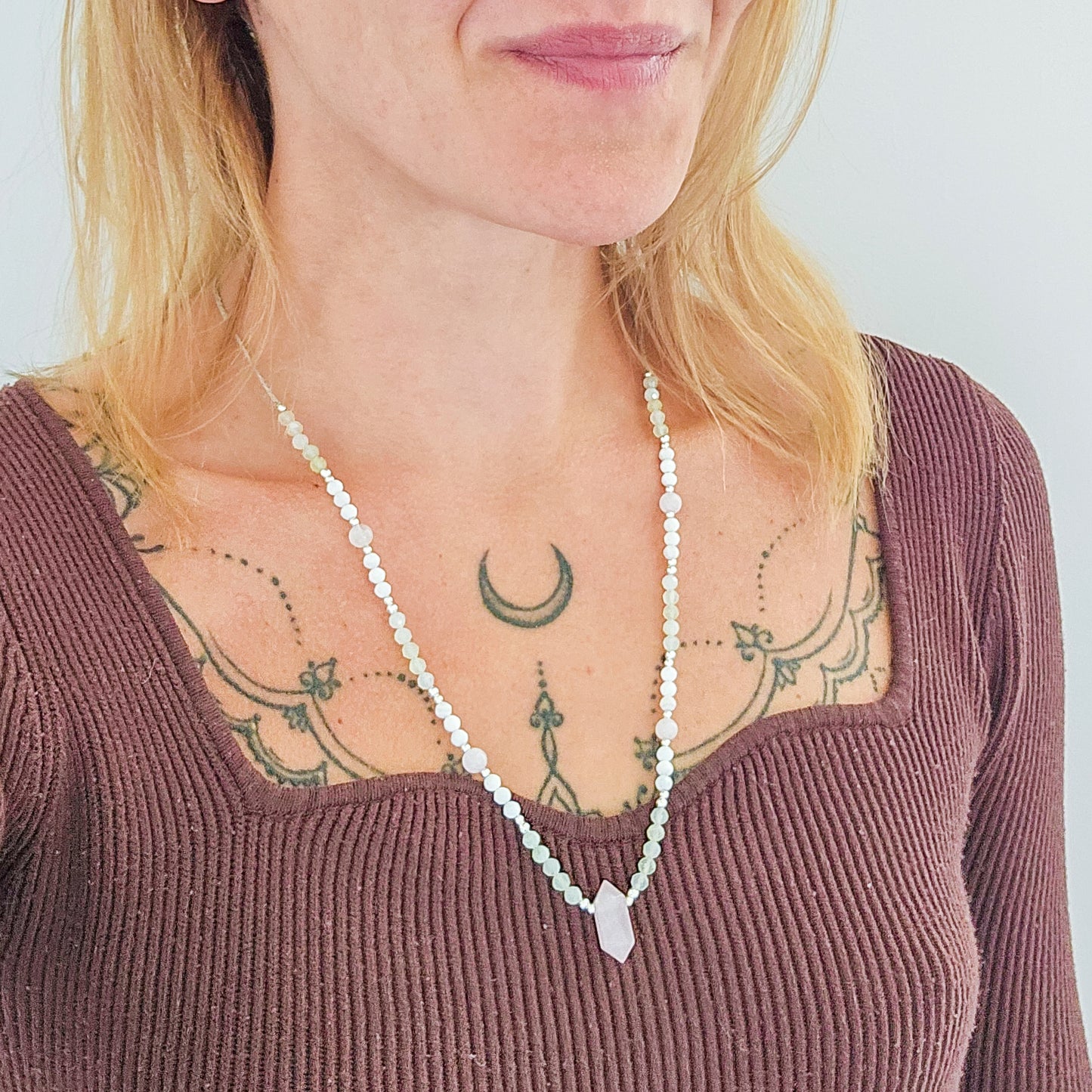 "The Heart's Compass" - Handmade Necklace with Rose Quartz, Green Jade, White Shell and 925 Silver Beads