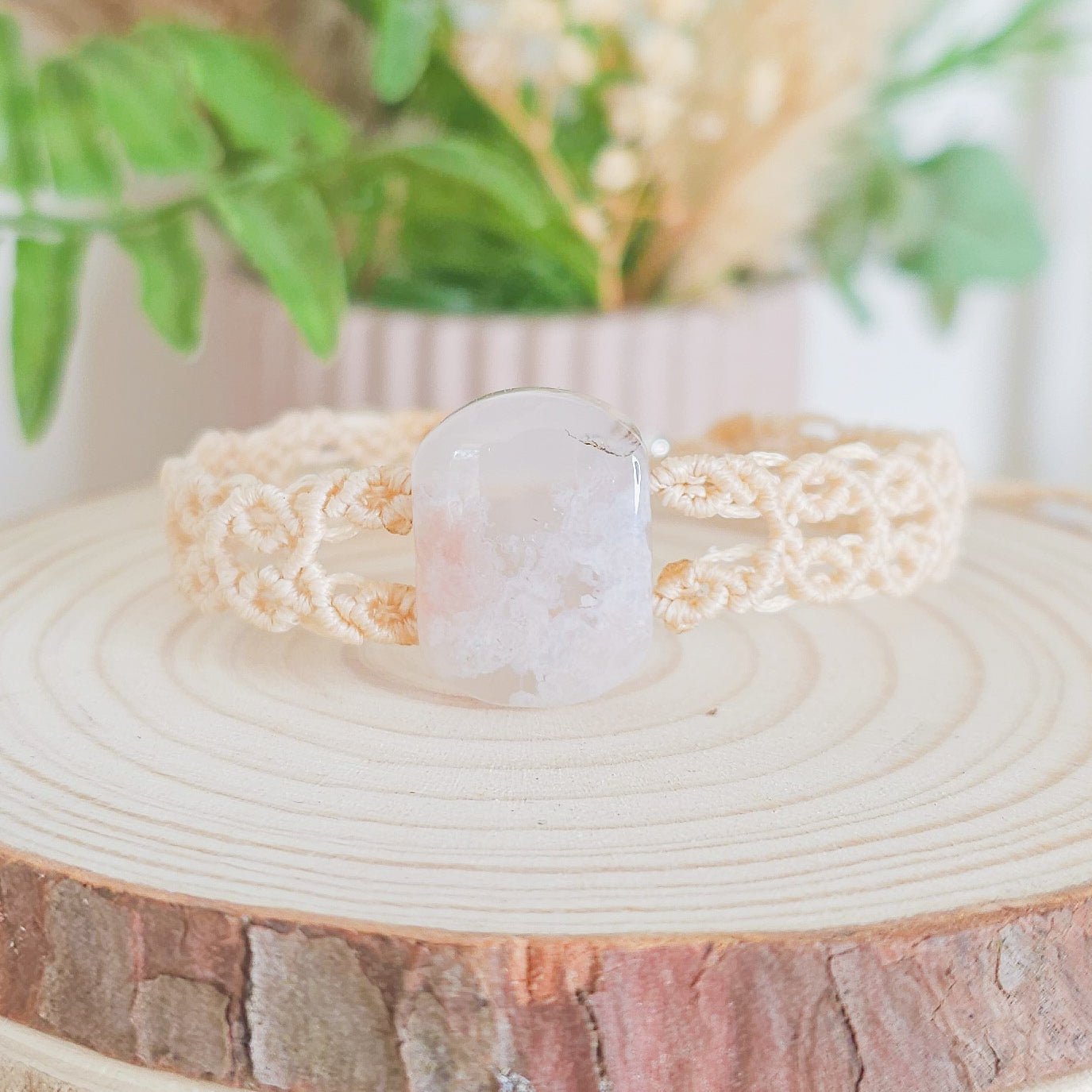 Handmade Crystal Bracelet with Flower Agate Gemstone and macrame technique 