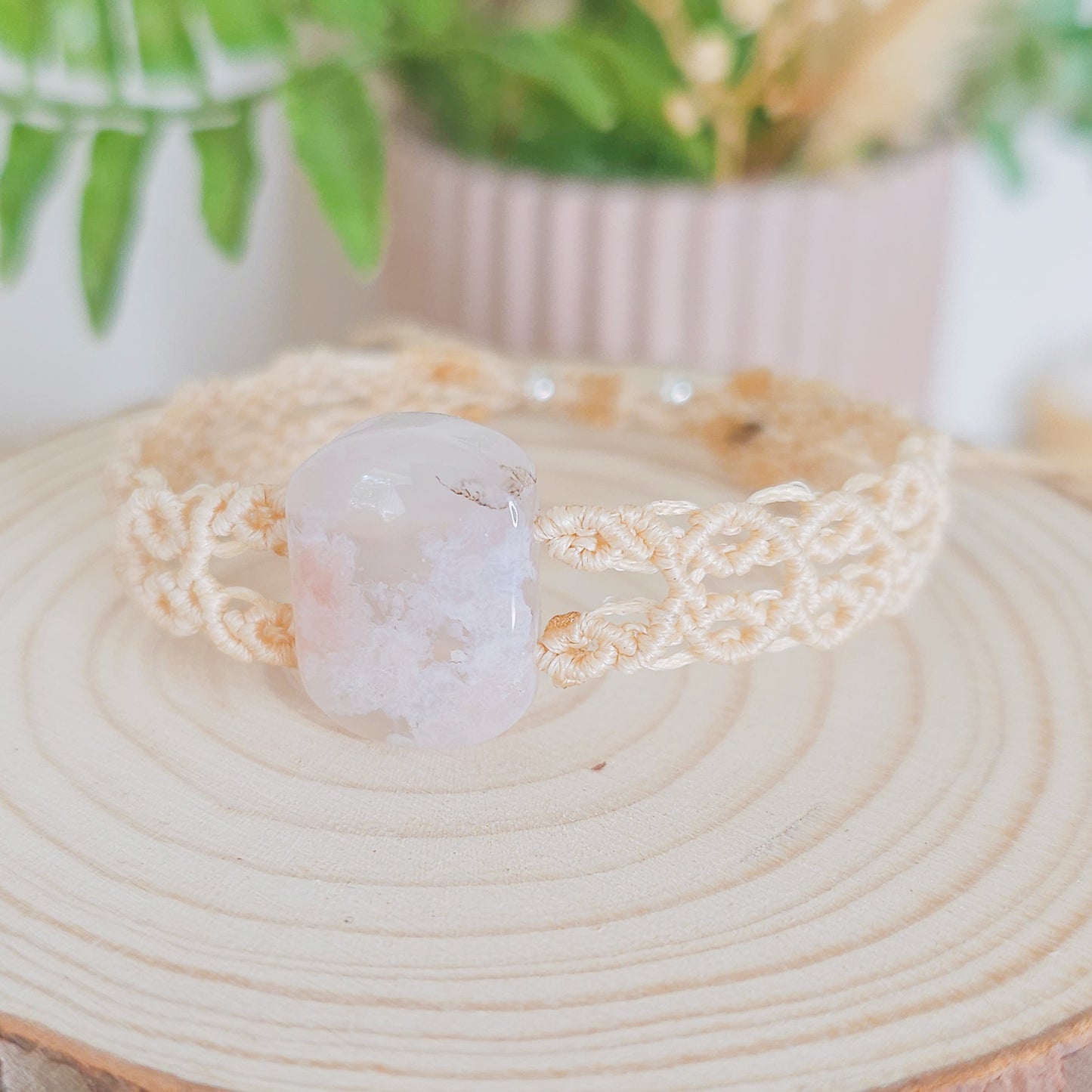 Handmade Crystal Bracelet with Flower Agate Gemstone and macrame technique 