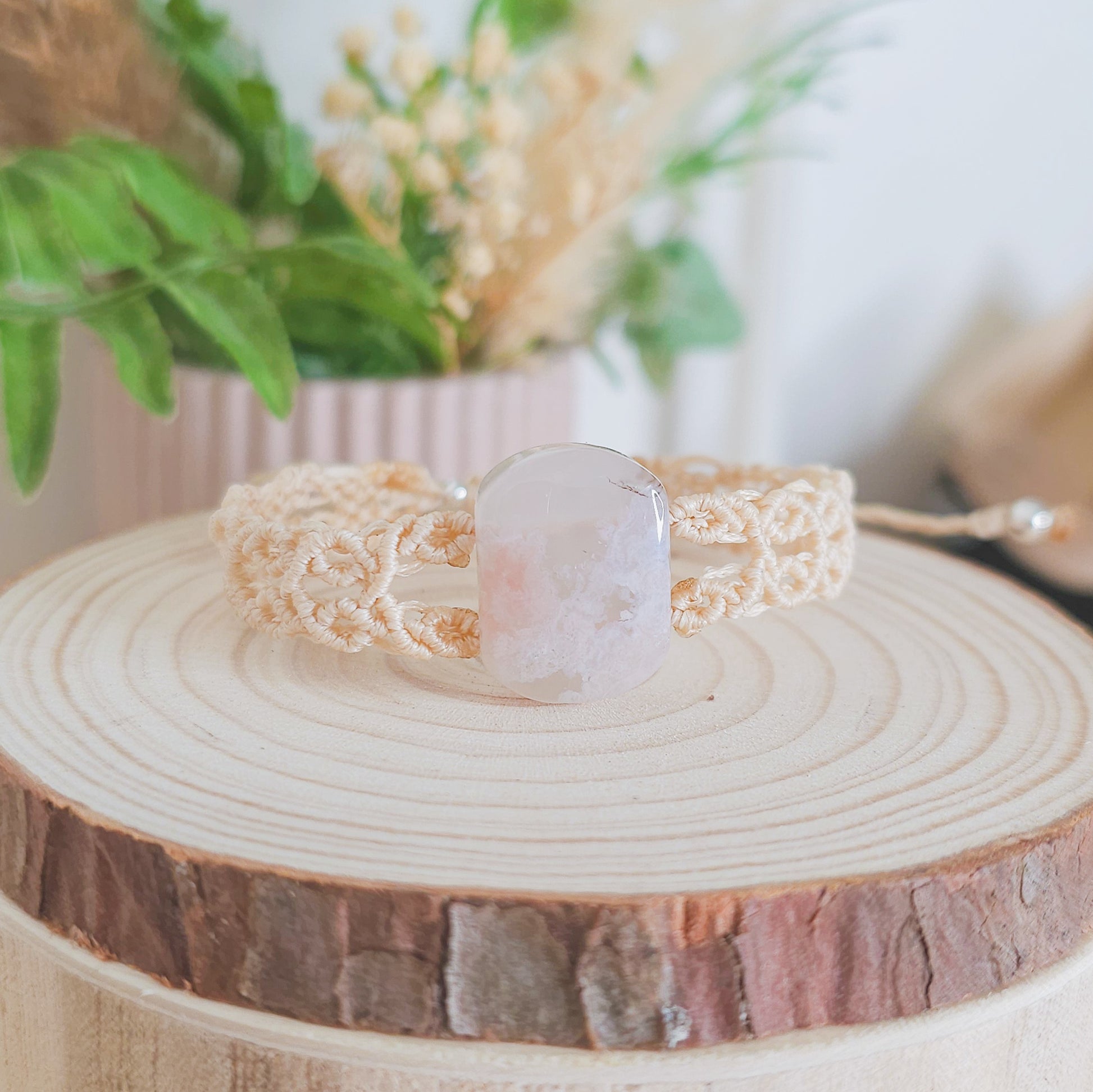 Handmade Crystal Bracelet with Flower Agate Gemstone and macrame technique 
