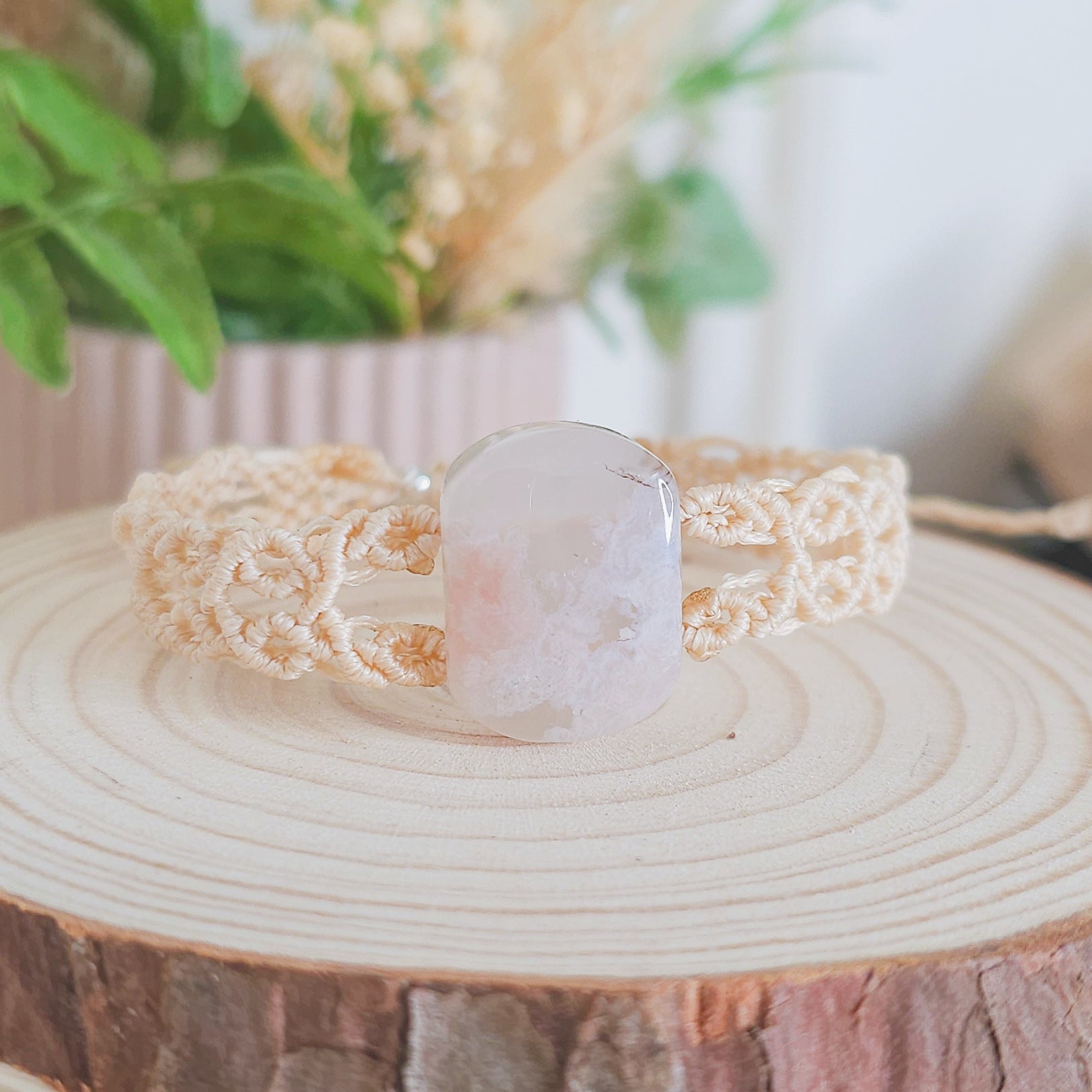 Handmade Crystal Bracelet with Flower Agate Gemstone and macrame technique 