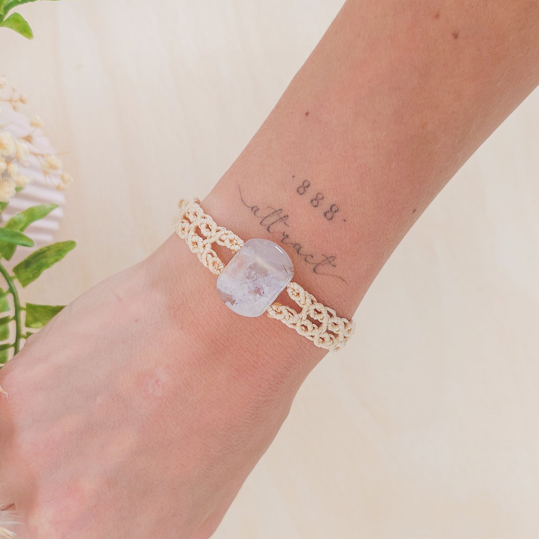 Handmade Crystal Bracelet with Flower Agate Gemstone and macrame technique 