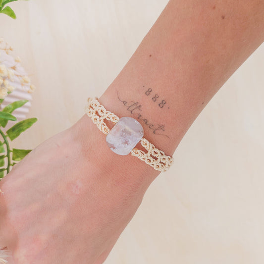 Handmade Crystal Bracelet with Flower Agate Gemstone and macrame technique 