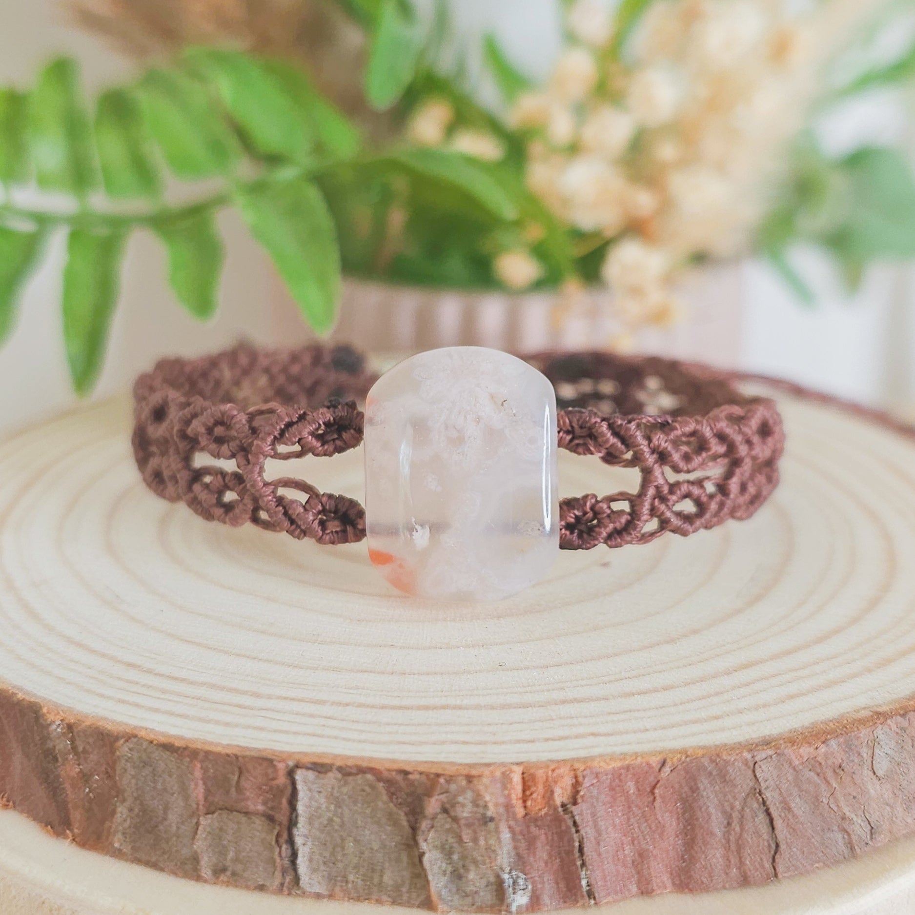 Handmade Crystal Bracelet with Flower Agate Gemstone and macrame technique 
