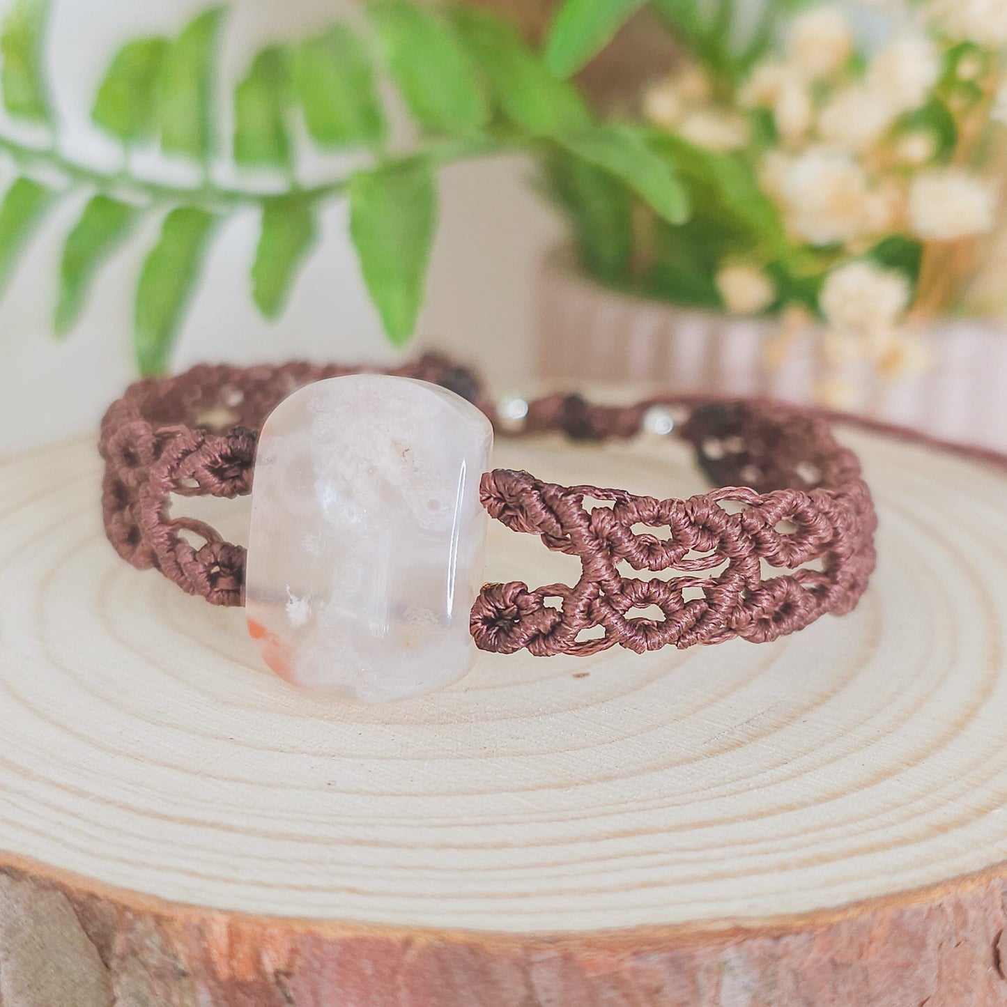 Handmade Crystal Bracelet with Flower Agate Gemstone and macrame technique 