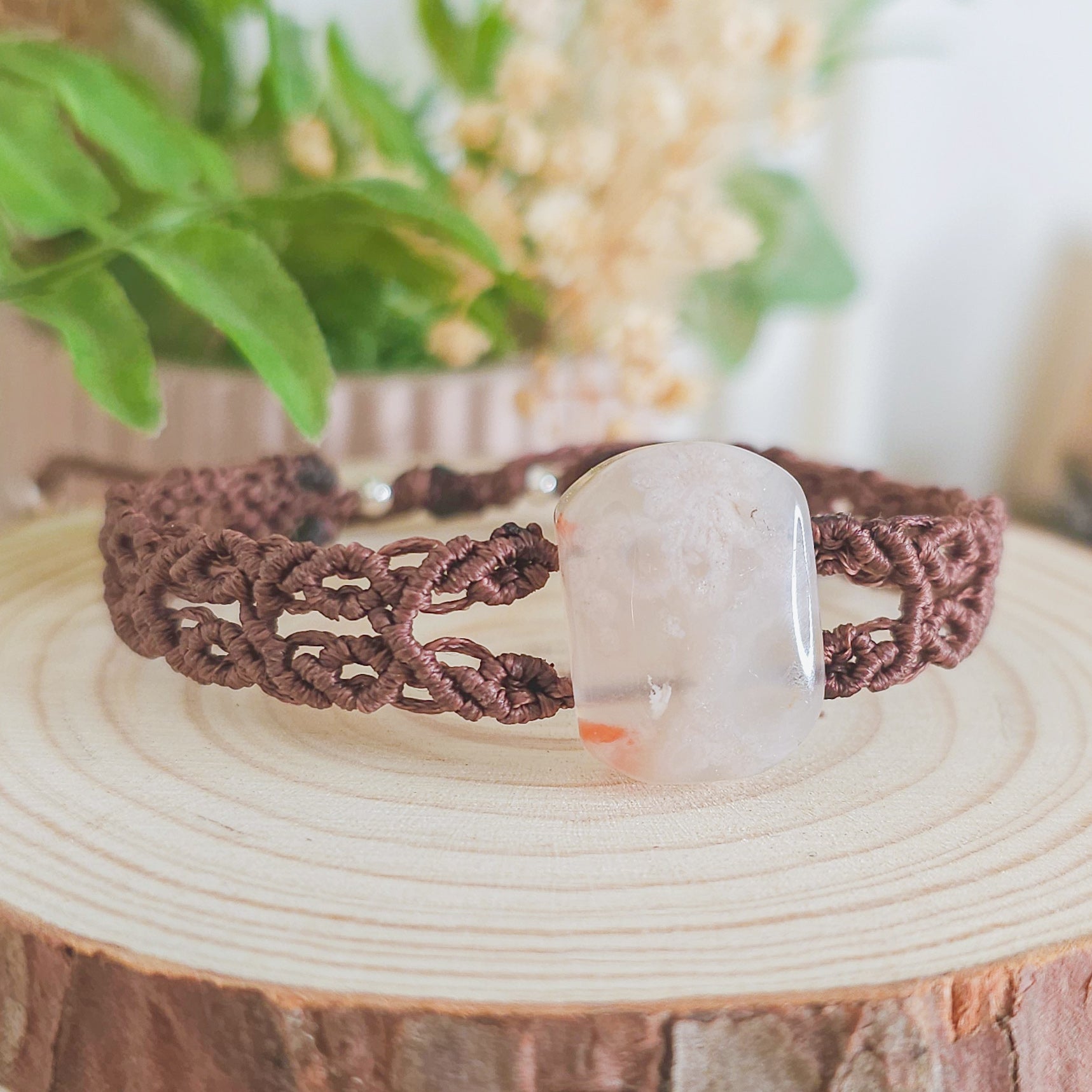 Handmade Crystal Bracelet with Flower Agate Gemstone and macrame technique 