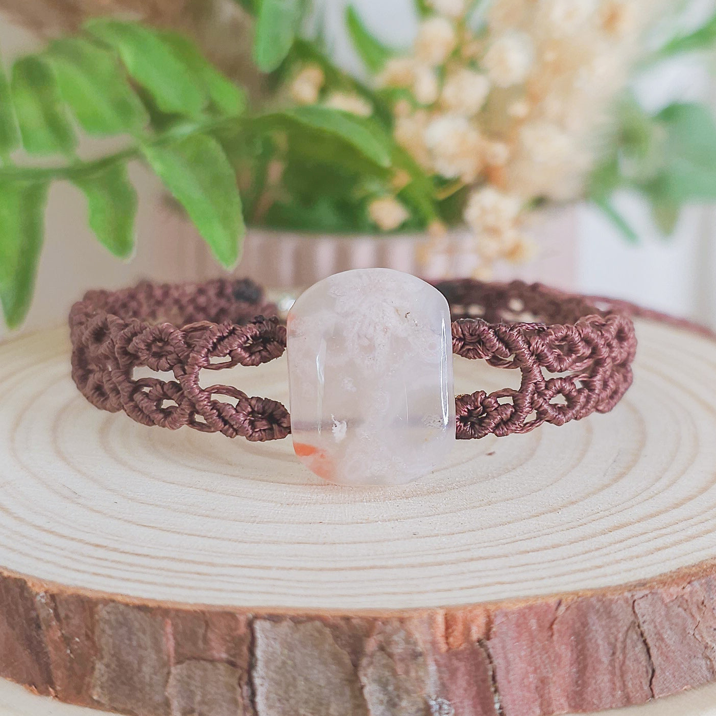 Handmade Crystal Bracelet with Flower Agate Gemstone and macrame technique 