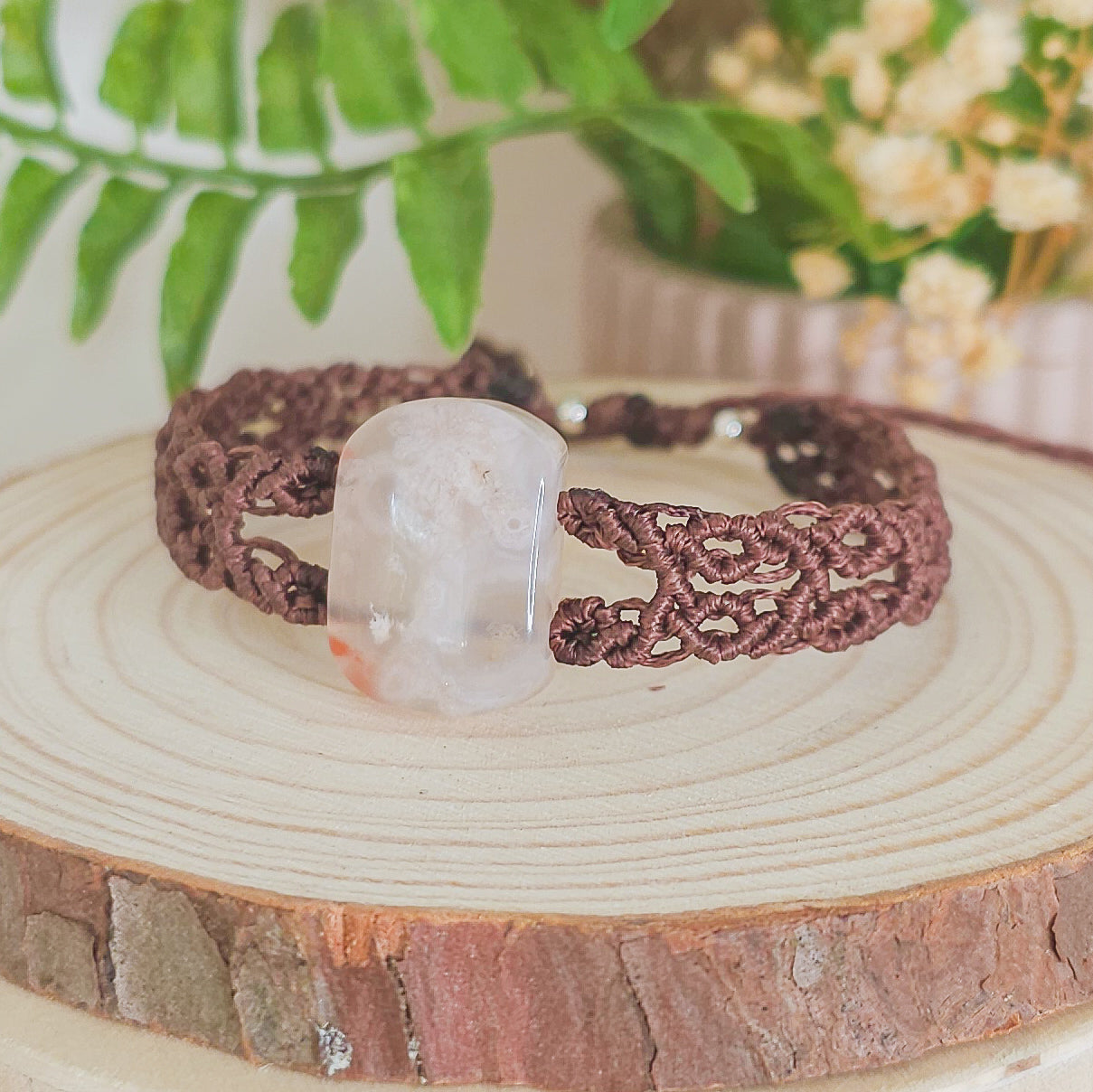 Handmade Crystal Bracelet with Flower Agate Gemstone and macrame technique 