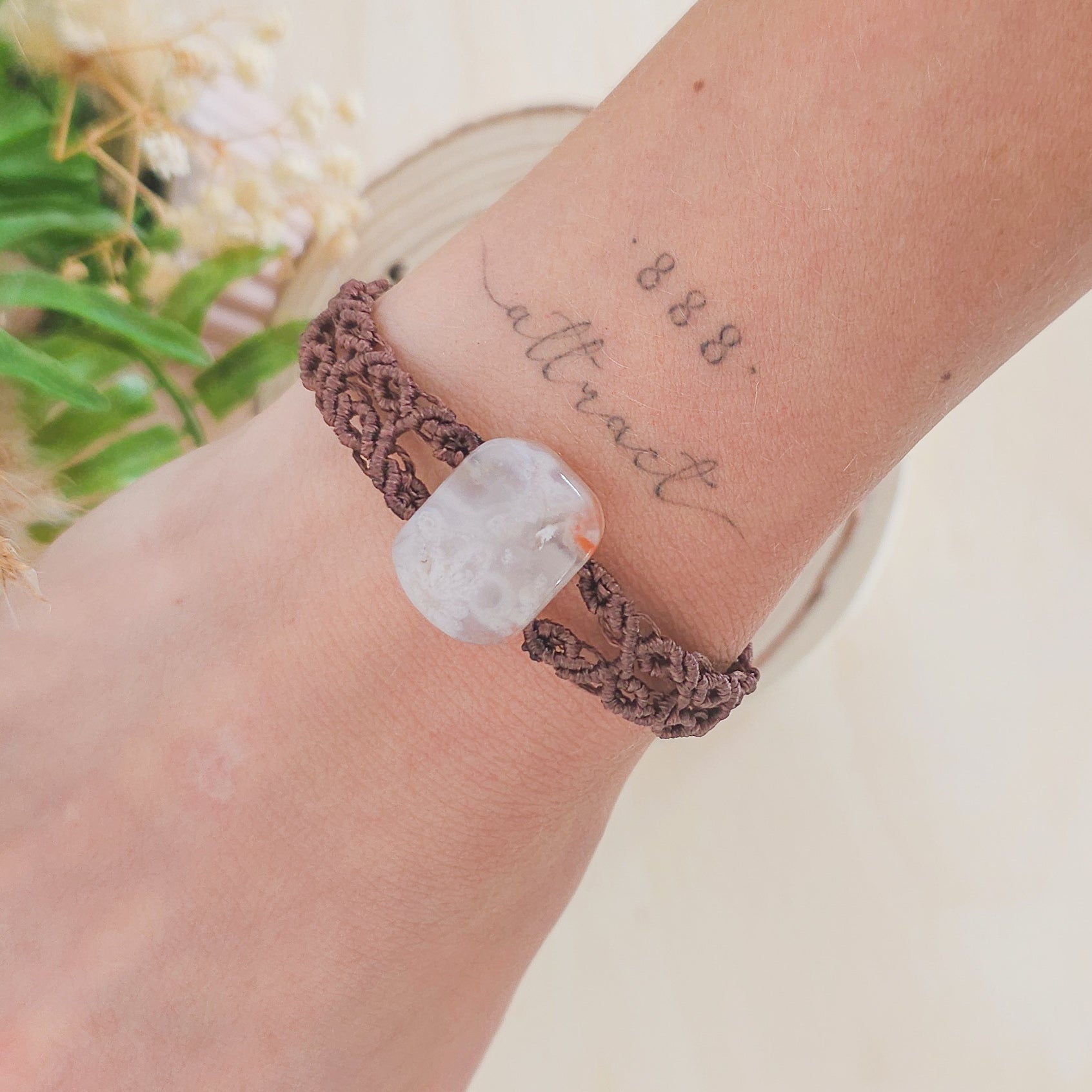Handmade Crystal Bracelet with Flower Agate Gemstone and macrame technique 