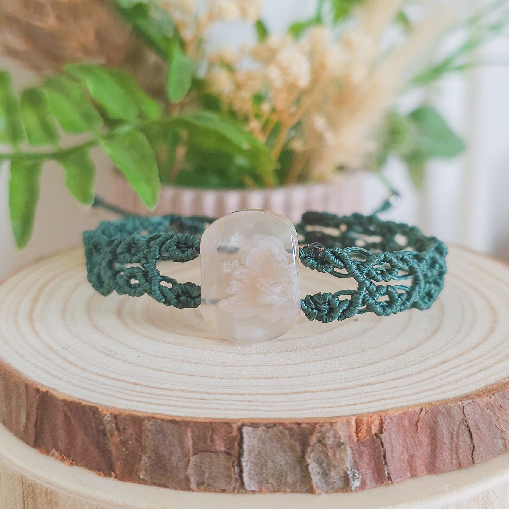 Handmade Crystal Bracelet with Flower Agate Gemstone and macrame technique 