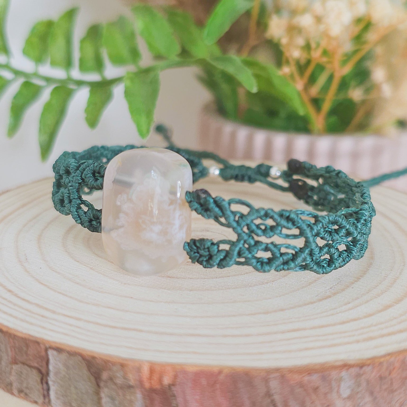 Handmade Crystal Bracelet with Flower Agate Gemstone and macrame technique 