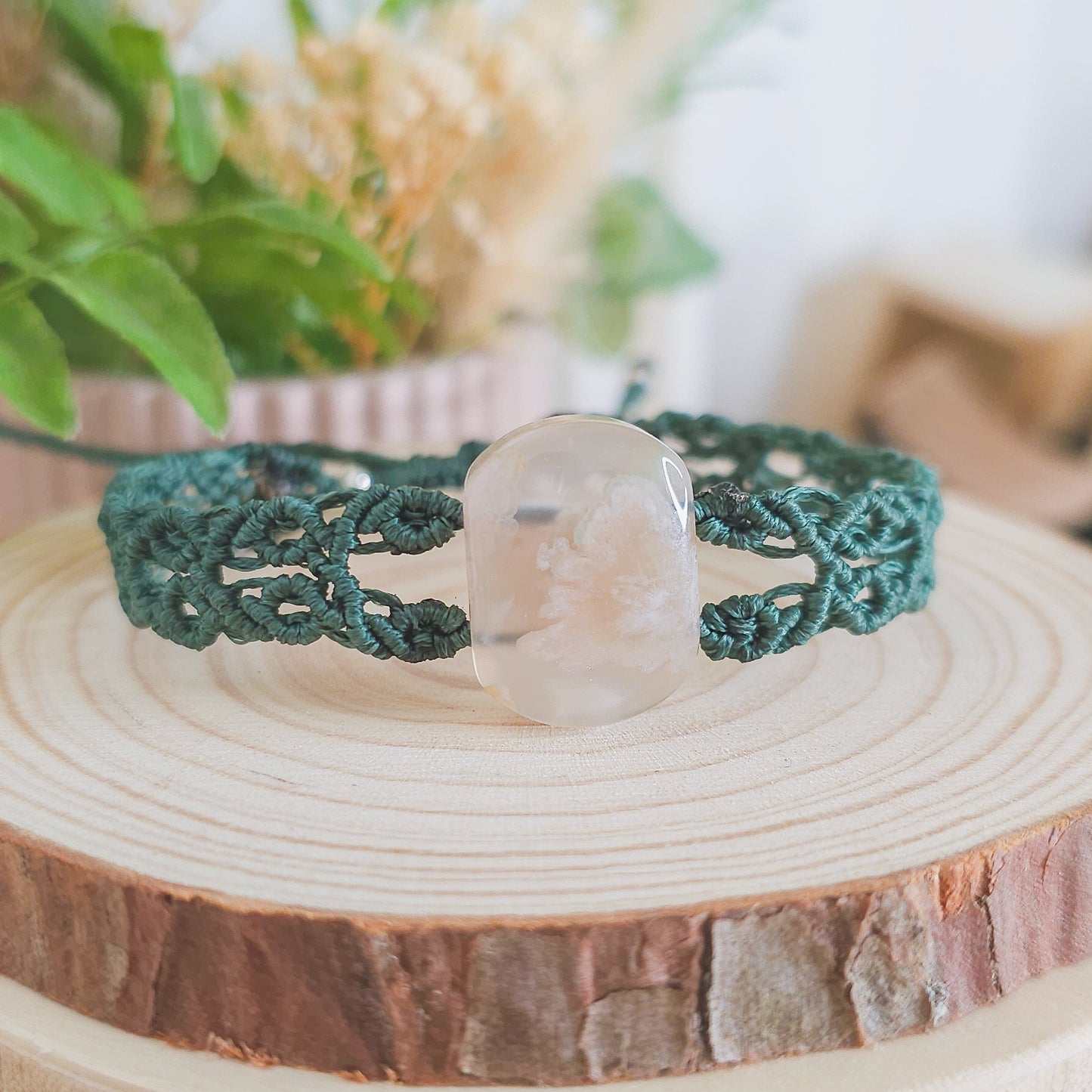 Handmade Crystal Bracelet with Flower Agate Gemstone and macrame technique 