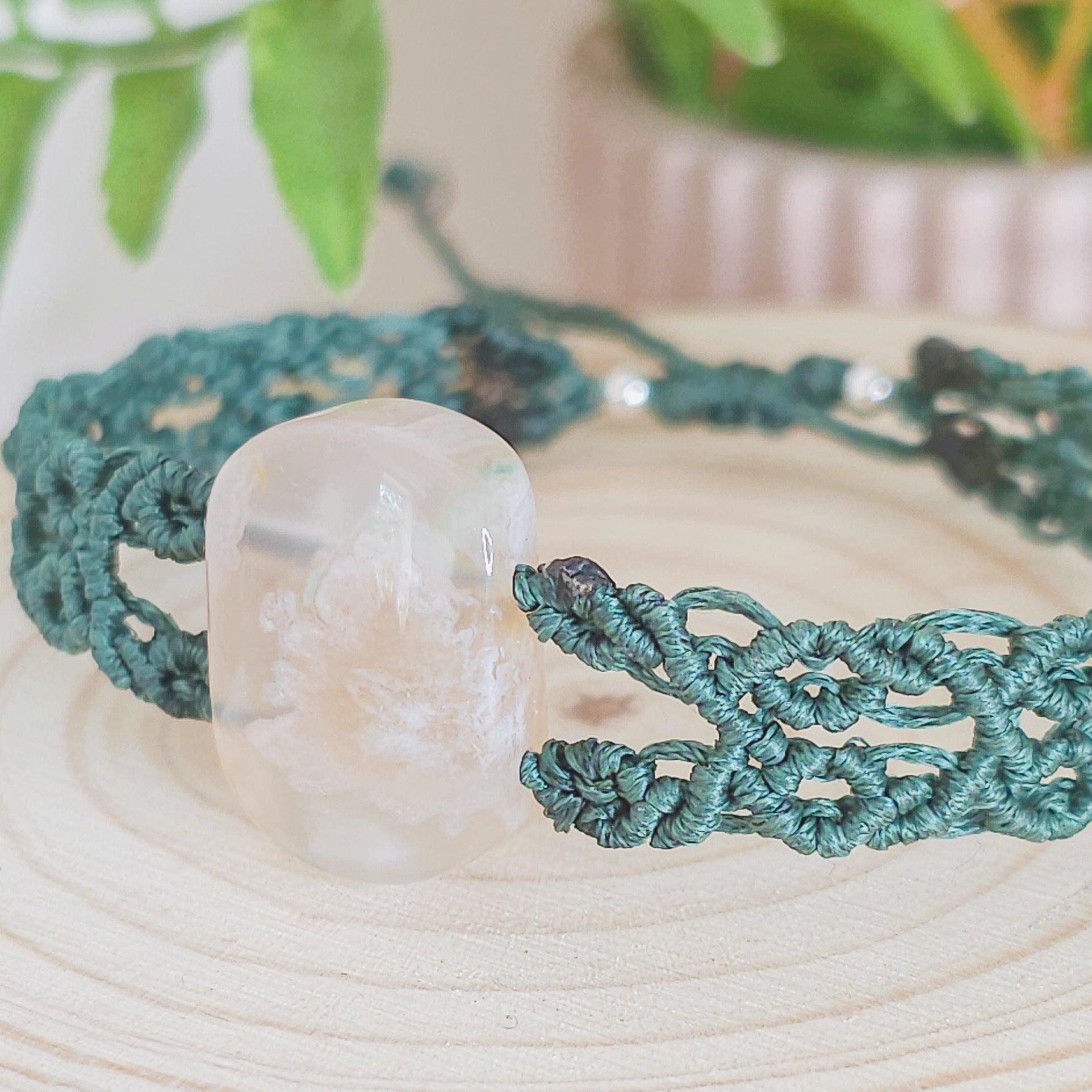Handmade Crystal Bracelet with Flower Agate Gemstone and macrame technique 