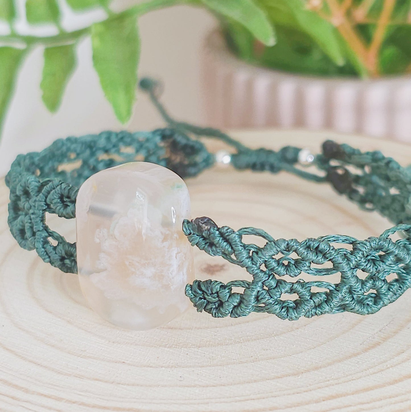 Handmade Crystal Bracelet with Flower Agate Gemstone and macrame technique 