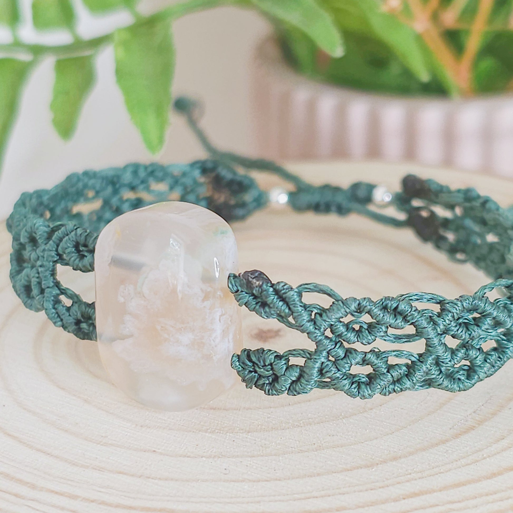 Handmade Crystal Bracelet with Flower Agate Gemstone and macrame technique 