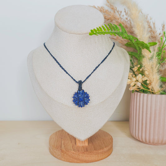 Truth Bloom | Handmade Necklace with Lapis Lazuli Daisy